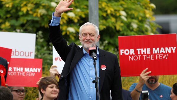 Jeremy Corbyn, leader of Britain's opposition Labour Party, waves at a campaign event in Reading, May 31, 2017. - Sputnik International