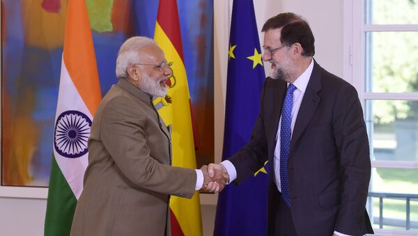 Spanish Prime Minister Mariano Rajoy (R) shakes hands with his Indian counterpart Narendra Modi moments before a meeting at La Moncloa palace in Madrid - Sputnik International