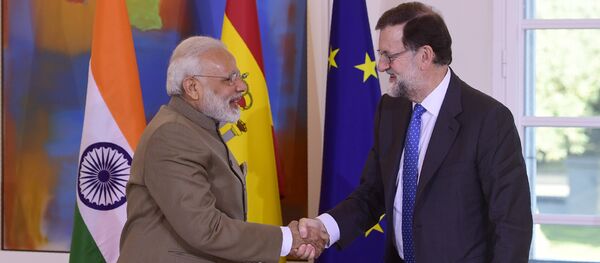 Spanish Prime Minister Mariano Rajoy (R) shakes hands with his Indian counterpart Narendra Modi moments before a meeting at La Moncloa palace in Madrid - Sputnik International
