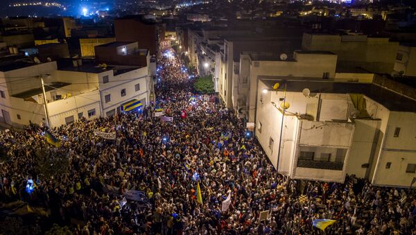 Thousands of protestors crowd the steets of the northern Moroccan city of Al-Hoceima, during a demonstration demanding the release of Nasser Zefzafi, head of the grassroots Al-Hirak al-Shaabi, or Popular Movement - Sputnik International