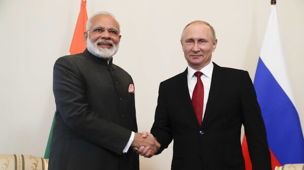 Russian President Vladimir Putin (R) shakes hands with Indian Prime Minister Narendra Modi during a meeting on the sidelines of the St. Petersburg International Economic Forum (SPIEF), Russia - Sputnik International