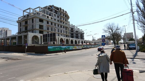 A couple walks in Tiraspol, capital of self-proclaimed Moldovan Republic of Transnistria on April 3, 2017. - Sputnik International