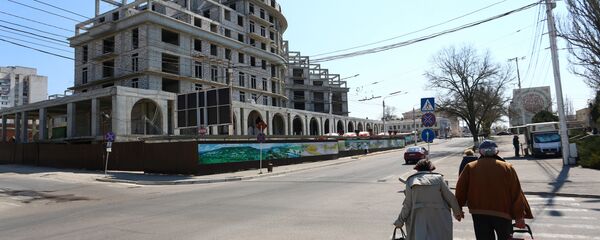 A couple walks in Tiraspol, capital of self-proclaimed Moldovan Republic of Transnistria on April 3, 2017. - Sputnik International