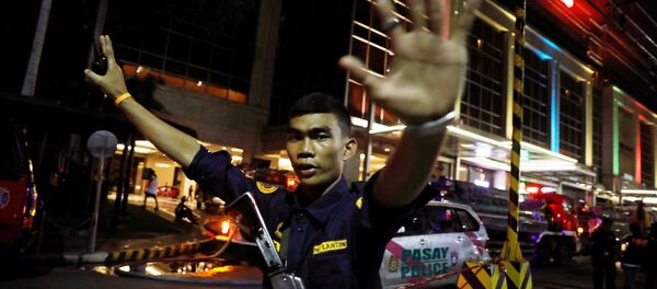 A security guard stops photographers from entering the vicinity of Resorts World Manila after gunshots and explosions were heard in Pasay City, Metro Manila, Philippines June 2, 2017. - Sputnik International