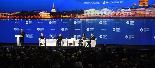 Russian President Vladimir Putin delivers a speech during a session of the St. Petersburg International Economic Forum (SPIEF), Russia, June 2, 2017. - Sputnik International
