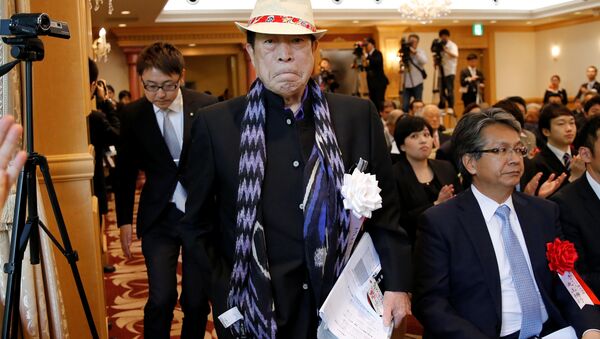 APA Group CEO Motoya holding his book, arrives at a news conference on publication of his book in Tokyo - Sputnik International