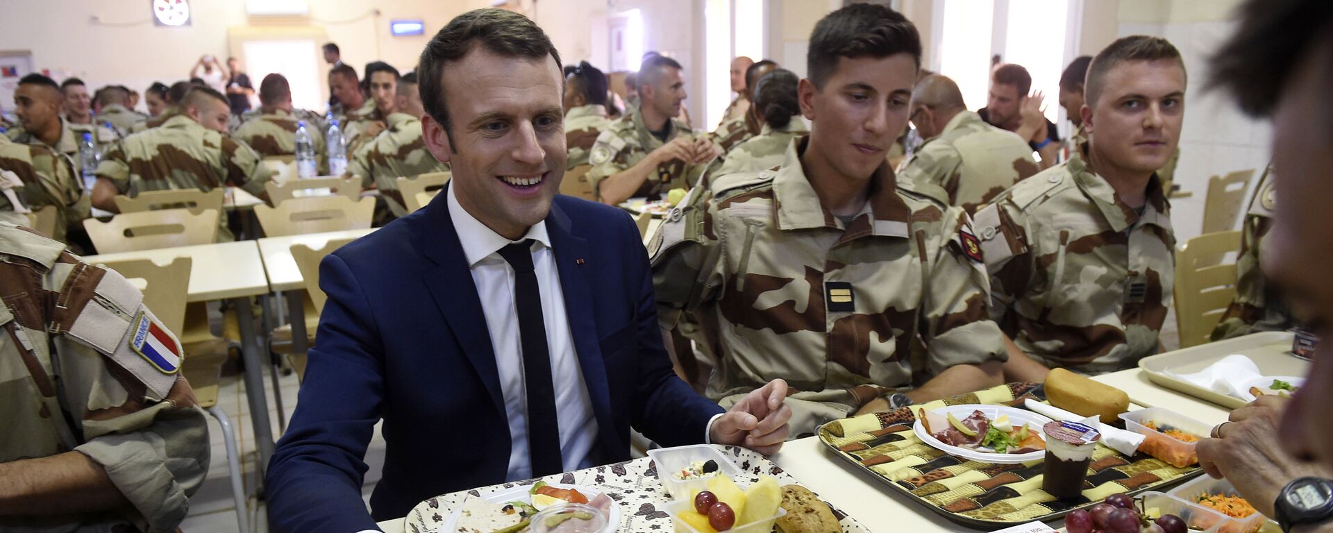 French President Emmanuel Macron (C) has a lunch break with French troops during his visit to France's Barkhane counter-terrorism operation in Africa's Sahel region in Gao, northern Mali, on May 19, 2017.  - Sputnik International, 1920, 28.06.2021