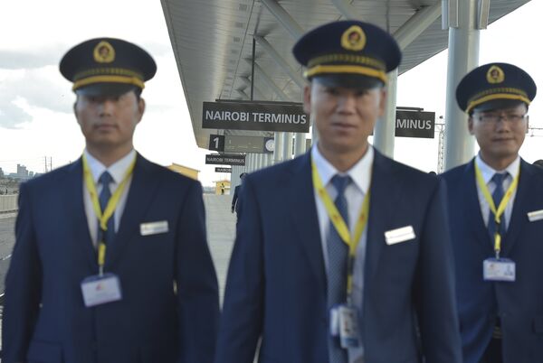 Kenya Railways attendants from China upon arrival from Mombasa in a train launched to operate on the Standard Gauge Railway (SGR) on May 31, 2017 in Nairobi. Kenya Railways attendants from China upon arrival from Mombasa in a train launched to operate on the Standard Gauge Railway (SGR) on May 31, 2017 in Nairobi. - Sputnik International