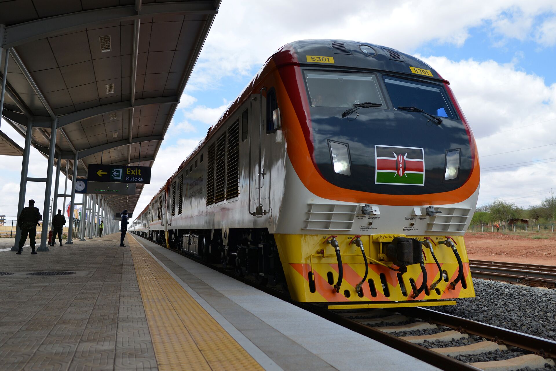 One of Kenya's newly acquired standard gauge rail locomotive, carrying Kenyan President pulls into Voi railway station on May 31, 2017 in Voi, during an inaugural ride on Kenya's new standard gauge railway from the coastal city of Mombasa to the capital, Nairobi. - Sputnik International, 1920, 06.01.2022