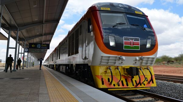 One of Kenya's newly acquired standard gauge rail locomotive, carrying Kenyan President pulls into Voi railway station on May 31, 2017 in Voi, during an inaugural ride on Kenya's new standard gauge railway from the coastal city of Mombasa to the capital, Nairobi. - Sputnik International