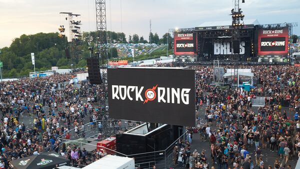 Festival goers leave the venue of the Rock am Ring music festival in June 2, 2017 in Nuerburg following an evcuation alert amid a possible 'terrorist threat'. - Sputnik International