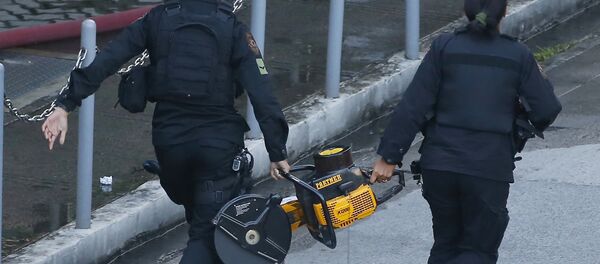 SWAT members of the Philippine National Police rush towards the Resorts World Manila complex with a chain saw in suburban Pasay city, southeast of Manila, Philippines Friday, June 2, 2017 - Sputnik International