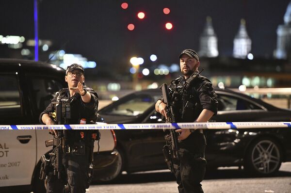 Armed Police officers stand guard on London Bridge in central London, Saturday, June 3, 2017. - Sputnik International