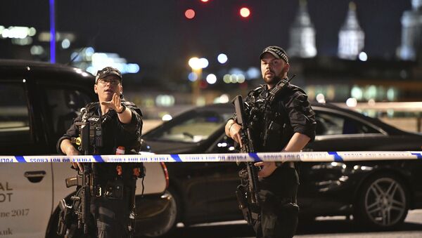 Armed Police officers stand guard on London Bridge in central London, Saturday, June 3, 2017. - Sputnik International