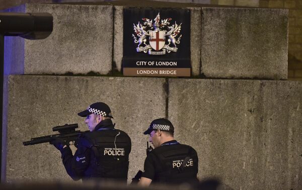 An armed Police officer looks through his weapon on London Bridge in London, Saturday, June 3, 2017. - Sputnik International