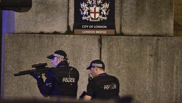 An armed Police officer looks through his weapon on London Bridge in London, Saturday, June 3, 2017. - Sputnik International