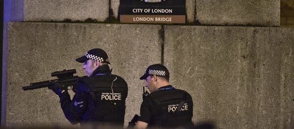 An armed Police officer looks through his weapon on London Bridge in London, Saturday, June 3, 2017. - Sputnik International