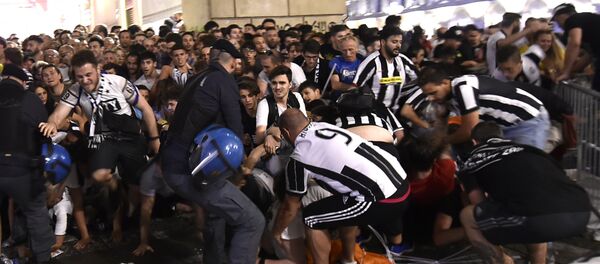 Football Soccer - Juventus v Real Madrid - UEFA Champions League Final - San Carlo Square, Turin, Italy - June 3, 2017 Juventus' fans run away from San Carlo Square following panic created by the explosion of firecrackers as they was watching the match on a giant screen - Sputnik International