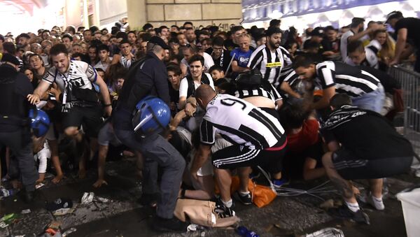 Football Soccer - Juventus v Real Madrid - UEFA Champions League Final - San Carlo Square, Turin, Italy - June 3, 2017 Juventus' fans run away from San Carlo Square following panic created by the explosion of firecrackers as they was watching the match on a giant screen - Sputnik International