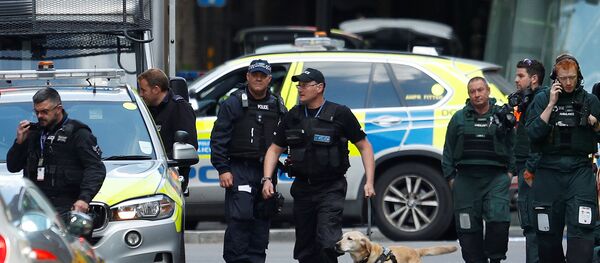 Police officers and ambulance crews stand outside Borough Market after an attack left 6 people dead and dozens injured in London, Britain, June 4, 2017 - Sputnik International