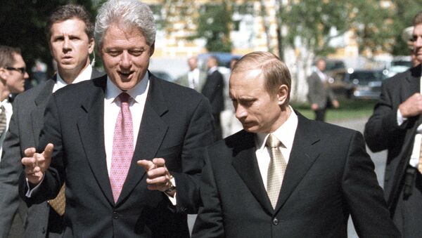 Russian President Vladimir Putin (right) and the United States President Bill Clinton (left) having a walk in the Kremlin, 2000. - Sputnik International