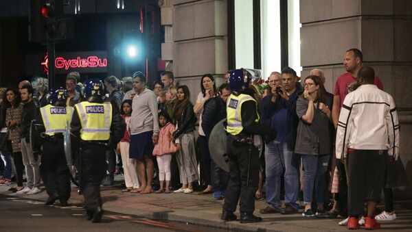 Guests from the Premier Inn Bankside Hotel are evacuated and kept in a group with police on Upper Thames Street following an attack in central London, Saturday, June 3, 2017 - Sputnik International