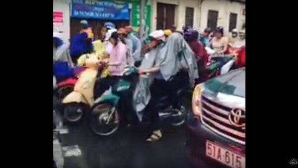 Driving through the world's busiest roundabout in Ho Chí Minh - Vietnam - Sputnik International