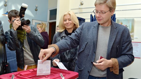 Leader of the pro-Russian Harmony Centre party and Mayor of Riga, Nils Usakovs casts his ballot at a polling station  (File) - Sputnik International