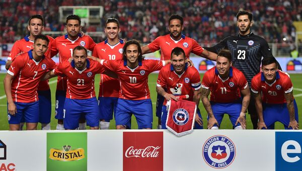 Chilean national football team players pose before a friendly football match against El Salvador in preparation for the Copa America 2015 at the El Teniente Stadium in Rancagua, some 80 km south of Santiago, on June 5, 2015 - Sputnik International