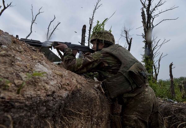 A Ukrainian serviceman fires a machine-gun at his position on the front line at the industrial zone of the government-held town of Avdiyivka, Ukraine, May 22, 2017 A Ukrainian serviceman fires a machine-gun at his position on the front line at the industrial zone of the government-held town of Avdiyivka, Ukraine, May 22, 2017 - Sputnik International
