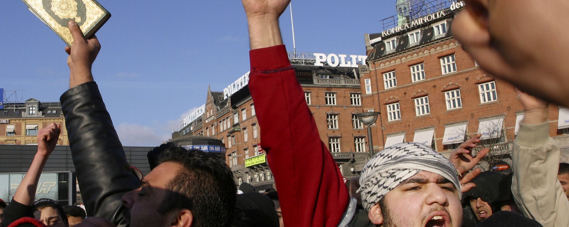  Muslims gesture as one holds a Quran, during a protest against the publication by a Danish newspaper Jyllands-Posten of caricatures of the Prophet Muhammad, outside the City Hall, in Copenhagen, Denmark (File) - Sputnik International, 1920, 18.06.2021