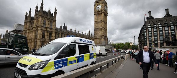 Pedestrians walk past barriers on Westminster Bridge, in central London June 5, 2017. - Sputnik International