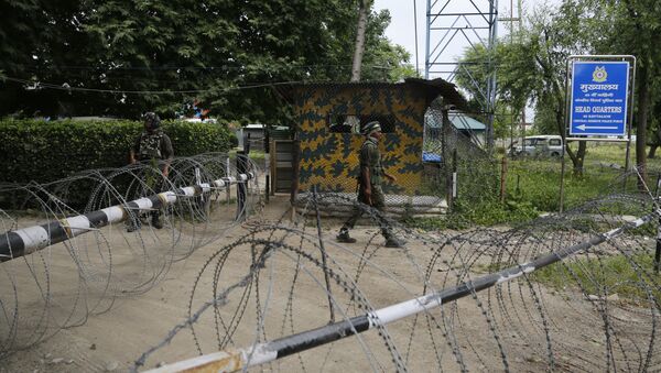 An Indian paramilitary soldier guards at the entarce of his base in Sumbal, 30 kilometers (19 miles) from Srinagar, Indian controlled Kashmir, Monday, June. 5, 2017 - Sputnik International
