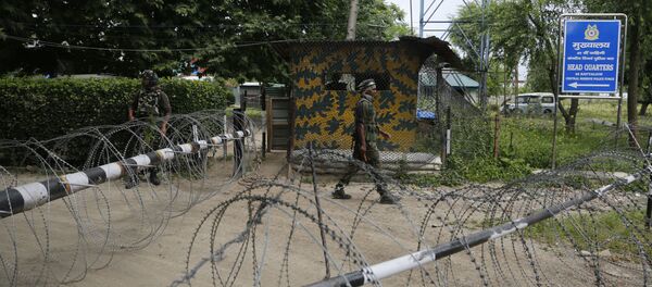 An Indian paramilitary soldier guards at the entarce of his base in Sumbal, 30 kilometers (19 miles) from Srinagar, Indian controlled Kashmir, Monday, June. 5, 2017 An Indian paramilitary soldier guards at the entarce of his base in Sumbal, 30 kilometers (19 miles) from Srinagar, Indian controlled Kashmir, Monday, June. 5, 2017 - Sputnik International
