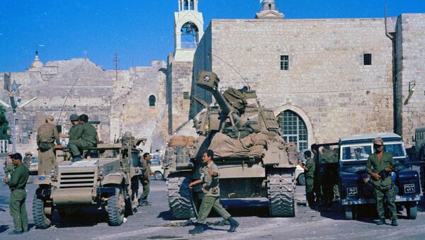Israeli tanks pause in Bethlehem, June 1967 - Sputnik International