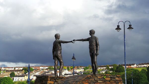 Hands Across the Divide monument in Derry Hands Across the Divide monument in Derry - Sputnik International