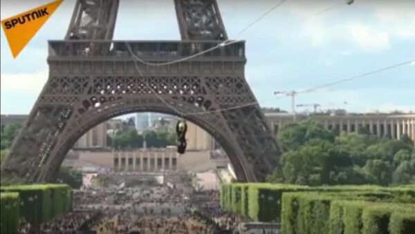 Daredevils Zip Line From The Eiffel Tower - Sputnik International