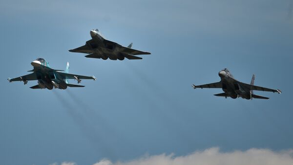 From left: A Sukhoi-34, a T-50 and a Sukhoi-35S perform a demo flight at the MAKS 2015 International Aviation and Space Salon in Zhukovsky outside Moscow - Sputnik International