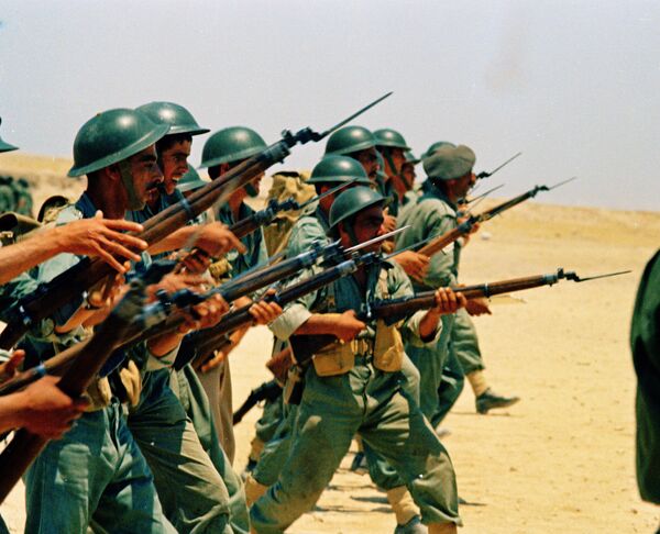 Jordanian troops drill on the Israeli border just days before the shooting started, June 1967 Jordanian troops drill on the Israeli border just days before the shooting started, June 1967 - Sputnik International