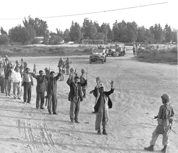 An Israeli soldier lines up captured Egyptian troops, June 6, 1967, to be checked for identification An Israeli soldier lines up captured Egyptian troops, June 6, 1967, to be checked for identification - Sputnik International