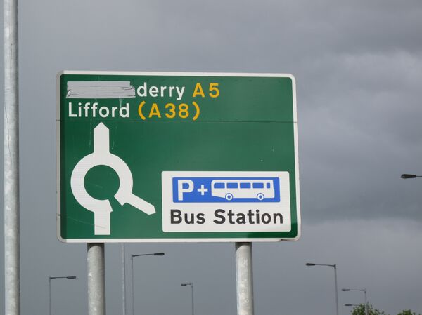 Road sign with 'London' part of the word painted over Road sign with 'London' part of the word painted over - Sputnik International