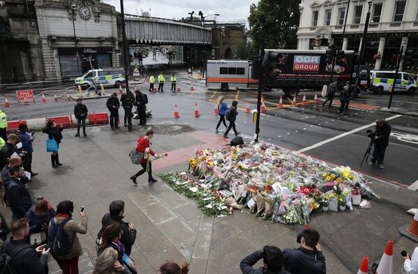 A woman places a rose with other floral tributes for the victims of the attack on London Bridge and Borough Market at London Bridge, London, Britain June 6, 2017 A woman places a rose with other floral tributes for the victims of the attack on London Bridge and Borough Market at London Bridge, London, Britain June 6, 2017 - Sputnik International