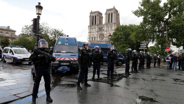 French police stand at the scene of a shooting incident near the Notre Dame Cathedral in Paris, France, June 6, 2017 - Sputnik International