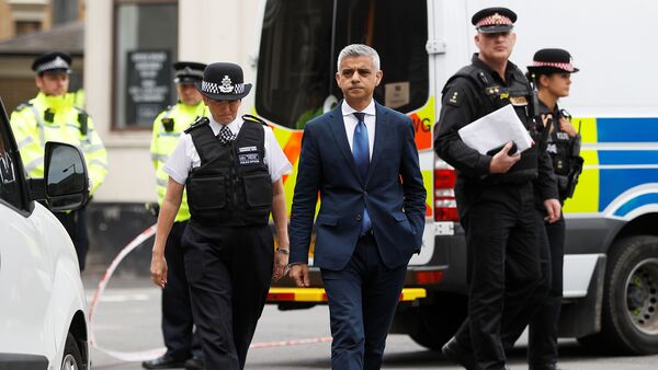Mayor of London Sadiq Khan and Metropolitan Police Commissioner Cressida Dick visit the scene of the attack on London Bridge and Borough Market which left 7 people dead and dozens of injured in central London, Britain, June 5, 2017 - Sputnik International