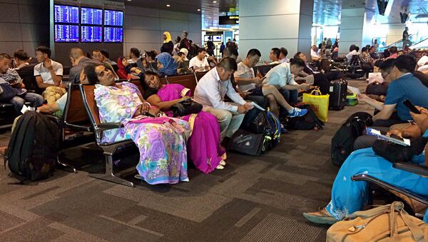 Passengers of cancelled flights wait in Hamad International Airport (HIA) in Doha, Qatar, Tuesday, June 6, 2017 - Sputnik International