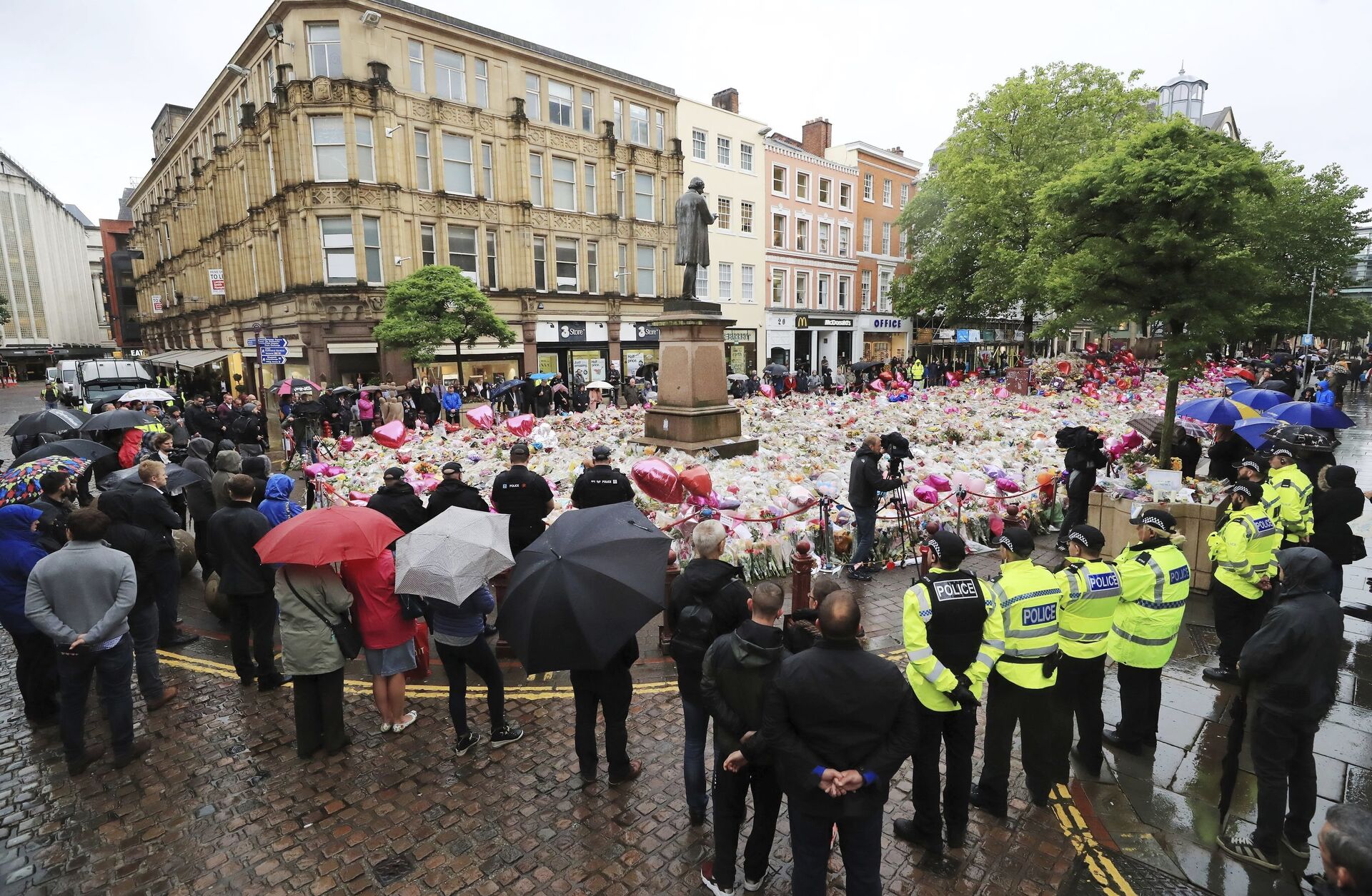 People observing a minute's silence in St Ann's Square, Manchester, England, in honor of the London Bridge terror attack victims, Tuesday June 6, 2017.  - Sputnik International, 1920, 04.06.2022