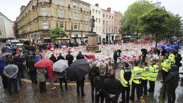 People observing a minute's silence in St Ann's Square, Manchester, England, in honor of the London Bridge terror attack victims, Tuesday June 6, 2017. - Sputnik International