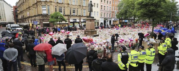 People observing a minute's silence in St Ann's Square, Manchester, England, in honor of the London Bridge terror attack victims, Tuesday June 6, 2017. - Sputnik International