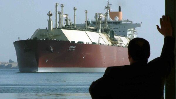 A man looks as the world's biggest Liquefied Natural Gas (LNG) tanker, Qatari-flagged DUHAIL as she crosses through the Suez Canal (File) - Sputnik International