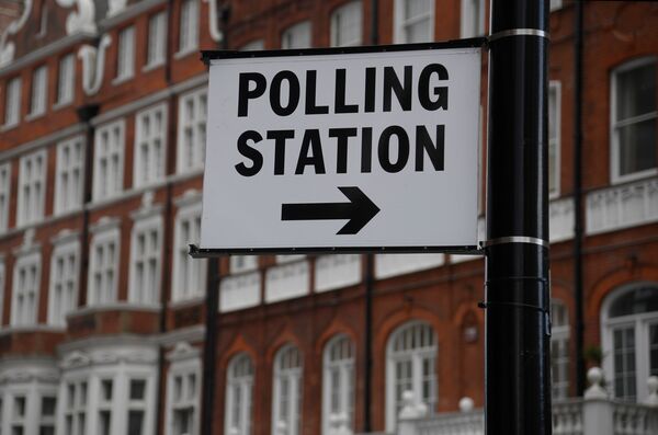 A polling station sign is seen ahead of the forthcoming general election, in London, Britain June 6, 2017.  - Sputnik International